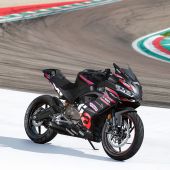 Der Hersteller aus Noale präsentiert die RS 457 GP Replica in den Farben der MotoGP-Motorräder des Aprilia Racing Teams, komplett mit offiziellen Sponsoren, für einen noch stärker vom Rennsport inspirierten Look.